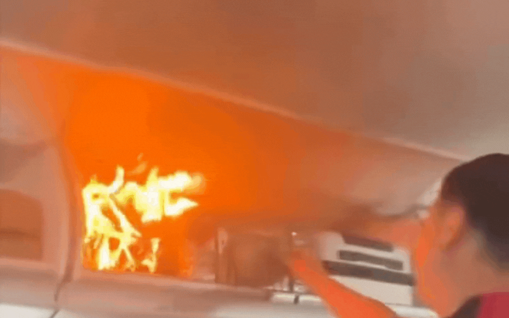 "Bom hẹn giờ" trong h&agrave;nh l&yacute; x&aacute;ch tay: Pin sạc của h&agrave;nh kh&aacute;ch ph&aacute;t nổ dữ dội, m&aacute;y bay phải hạ c&aacute;nh khẩn cấp- Ảnh 1.