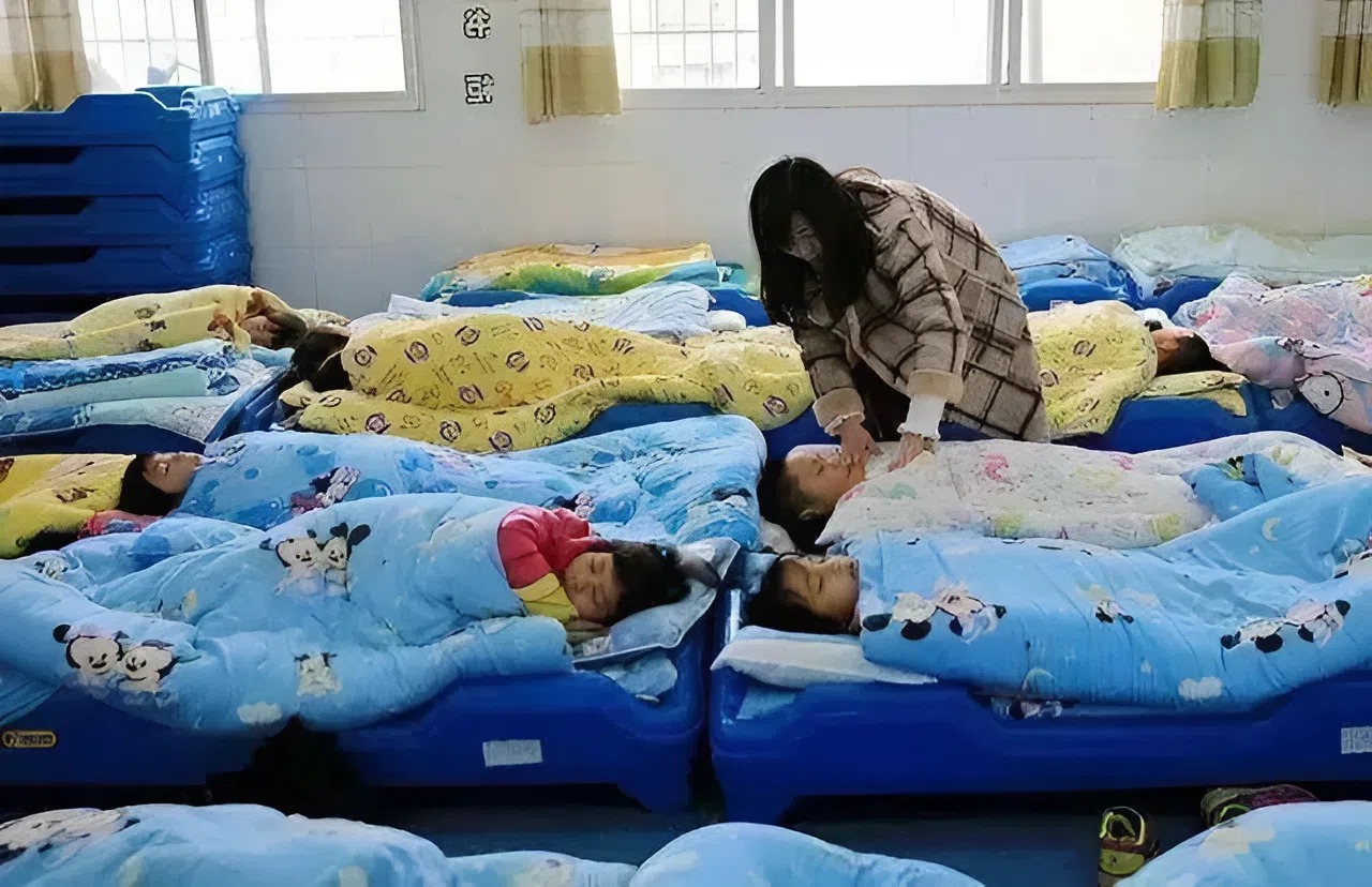 Giáo viên gửi ảnh học sinh ngủ trưa vào nhóm chung, phụ huynh xem xong tức giận đùng đùng: "Tôi đóng tiền để chăm sóc kiểu này à?"- Ảnh 3.