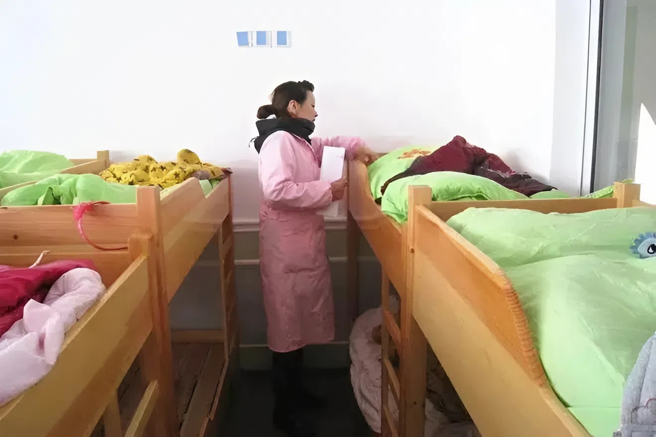 Giáo viên gửi ảnh học sinh ngủ trưa vào nhóm chung, phụ huynh xem xong tức giận đùng đùng: "Tôi đóng tiền để chăm sóc kiểu này à?"- Ảnh 1.