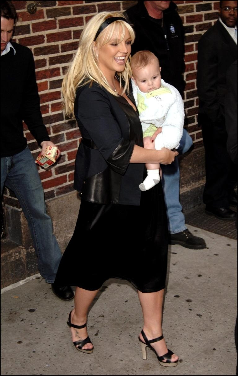 Cuốn sách kể tội Britney Spears- Ảnh 6. Cuốn sách kể tội Britney Spears- Ảnh 6.