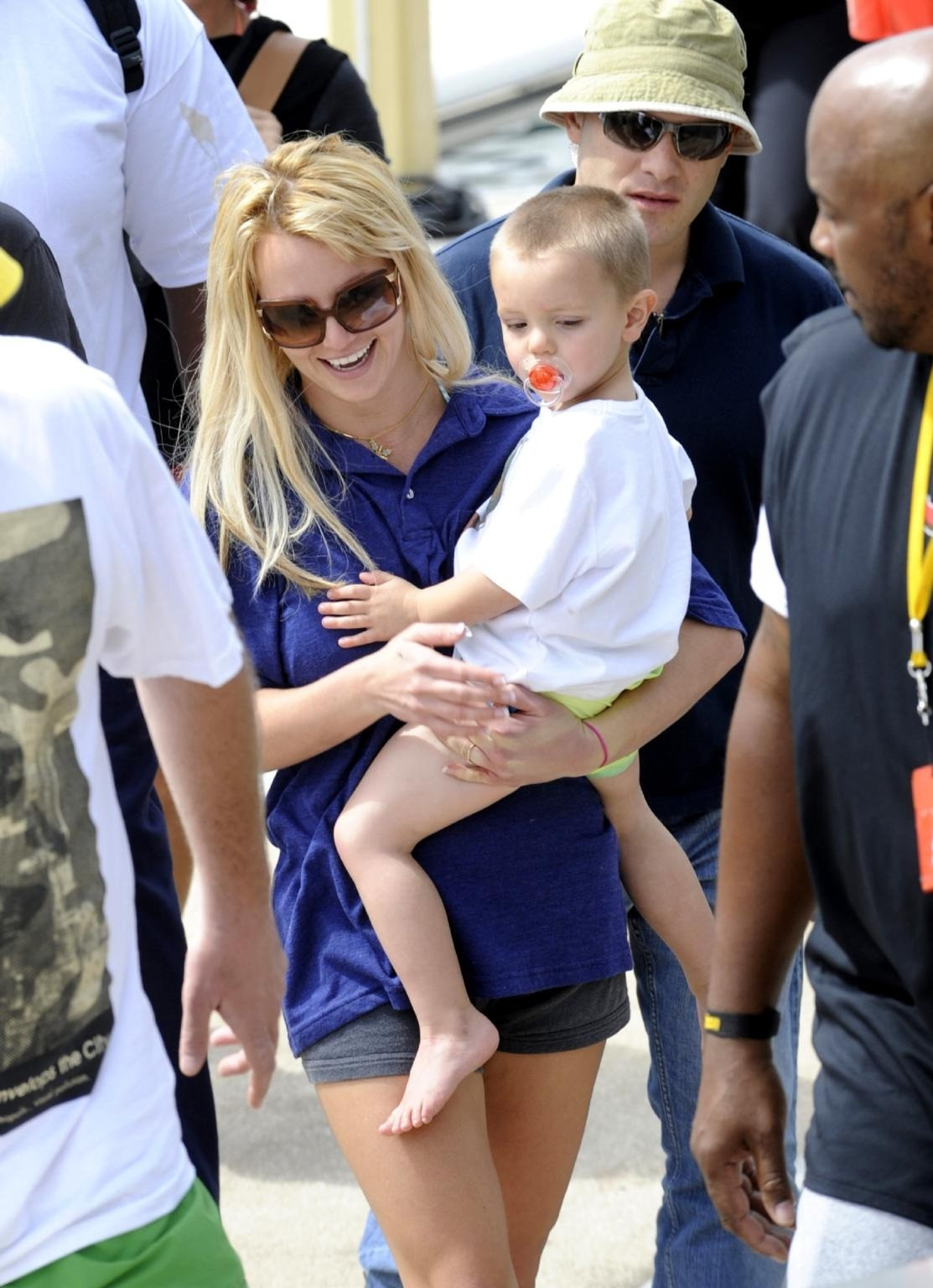 Cuốn sách kể tội Britney Spears- Ảnh 5. Cuốn sách kể tội Britney Spears- Ảnh 5.