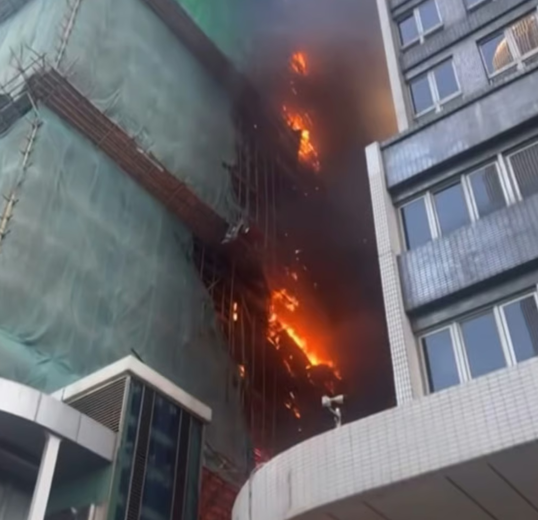 Ch&aacute;y lớn tại t&ograve;a th&aacute;p thương mại giữa trung t&acirc;m Hong Kong (Trung Quốc)- Ảnh 4.