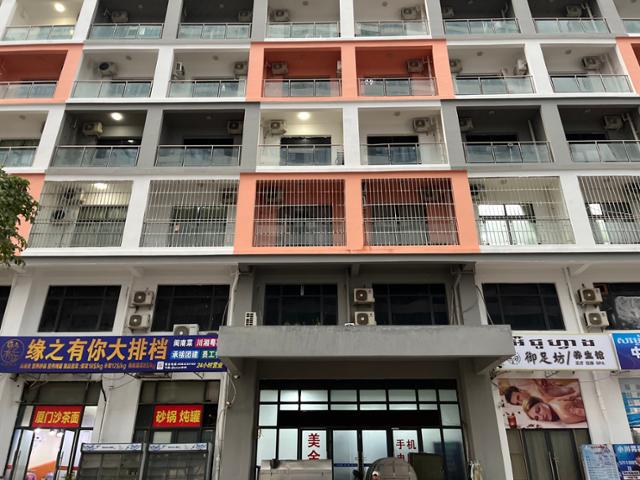 Khu lừa đảo lớn nhất Campuchia l&agrave; "nh&agrave; t&ugrave; khổng lồ" - Ảnh 2.