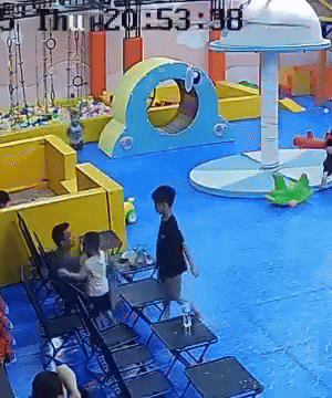 Vụ bé trai bị tát sưng má ở khu vui chơi: Thông tin bất ngờ về người đàn ông đánh cháu bé- Ảnh 1. Vụ bé trai bị tát sưng má ở khu vui chơi: Thông tin bất ngờ về người đàn ông đánh cháu bé- Ảnh 1.