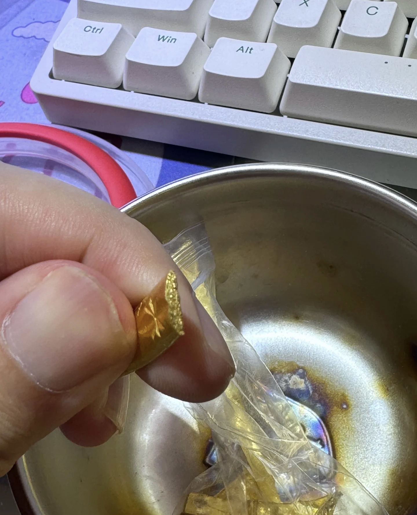 Chi hơn 100 triệu mua vòng vàng 999, người đàn ông choáng váng khi phát hiện ra thứ bên trong!- Ảnh 3.