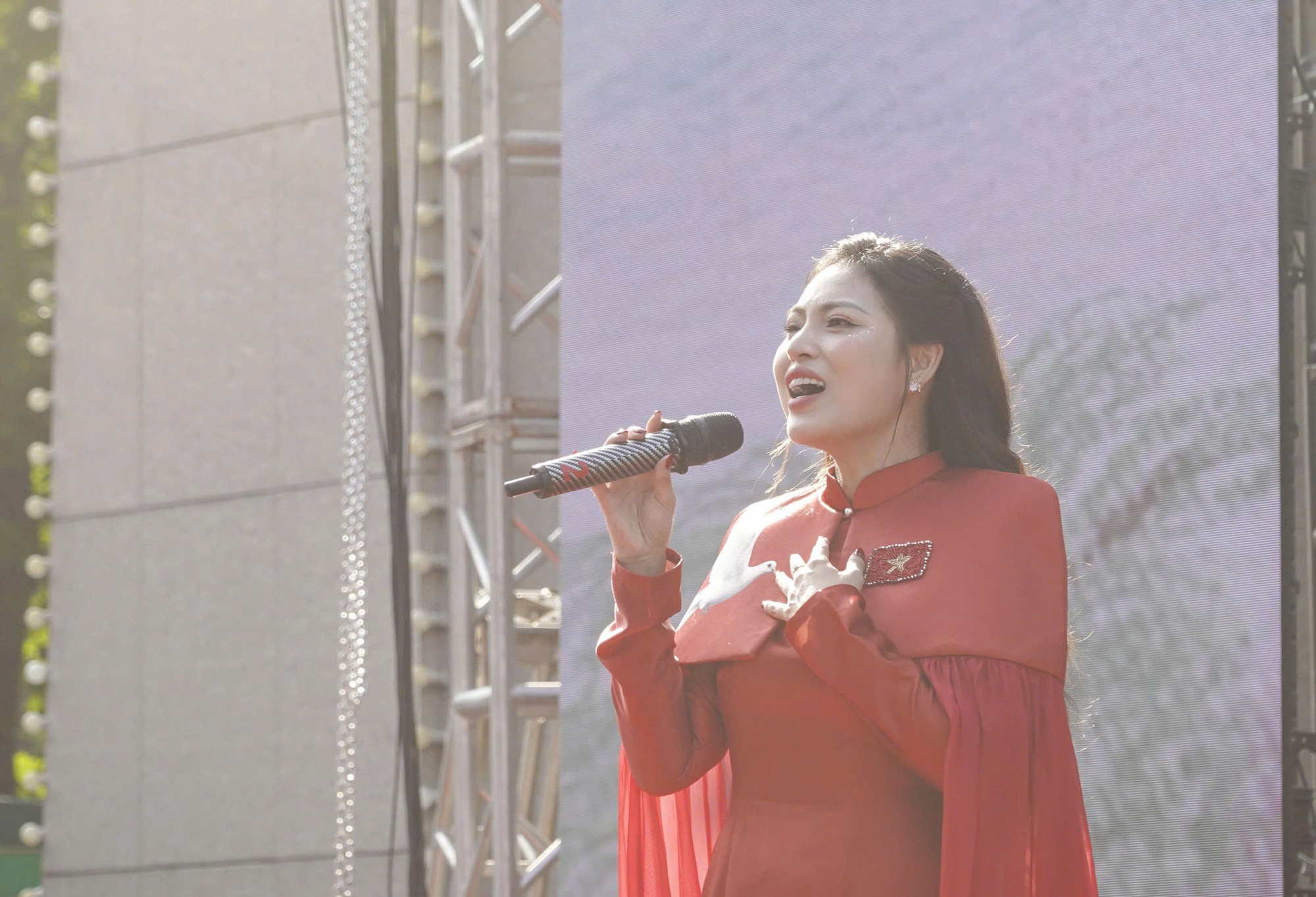 Vợ chồng ca sĩ Việt Sơn - Hồng Hạnh cùng xuất hiện, hát chung tại sự kiện ở Hà Nội- Ảnh 2. Vợ chồng ca sĩ Việt Sơn - Hồng Hạnh cùng xuất hiện, hát chung tại sự kiện ở Hà Nội- Ảnh 2.