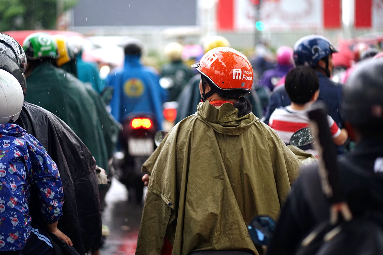 Phía sau đôi bàn tay “hai màu” của người mẹ shipper: “Lúc anh ấy mất, chị mang bầu 2 tháng…”- Ảnh 3. Phía sau đôi bàn tay “hai màu” của người mẹ shipper: “Lúc anh ấy mất, chị mang bầu 2 tháng…”- Ảnh 3.