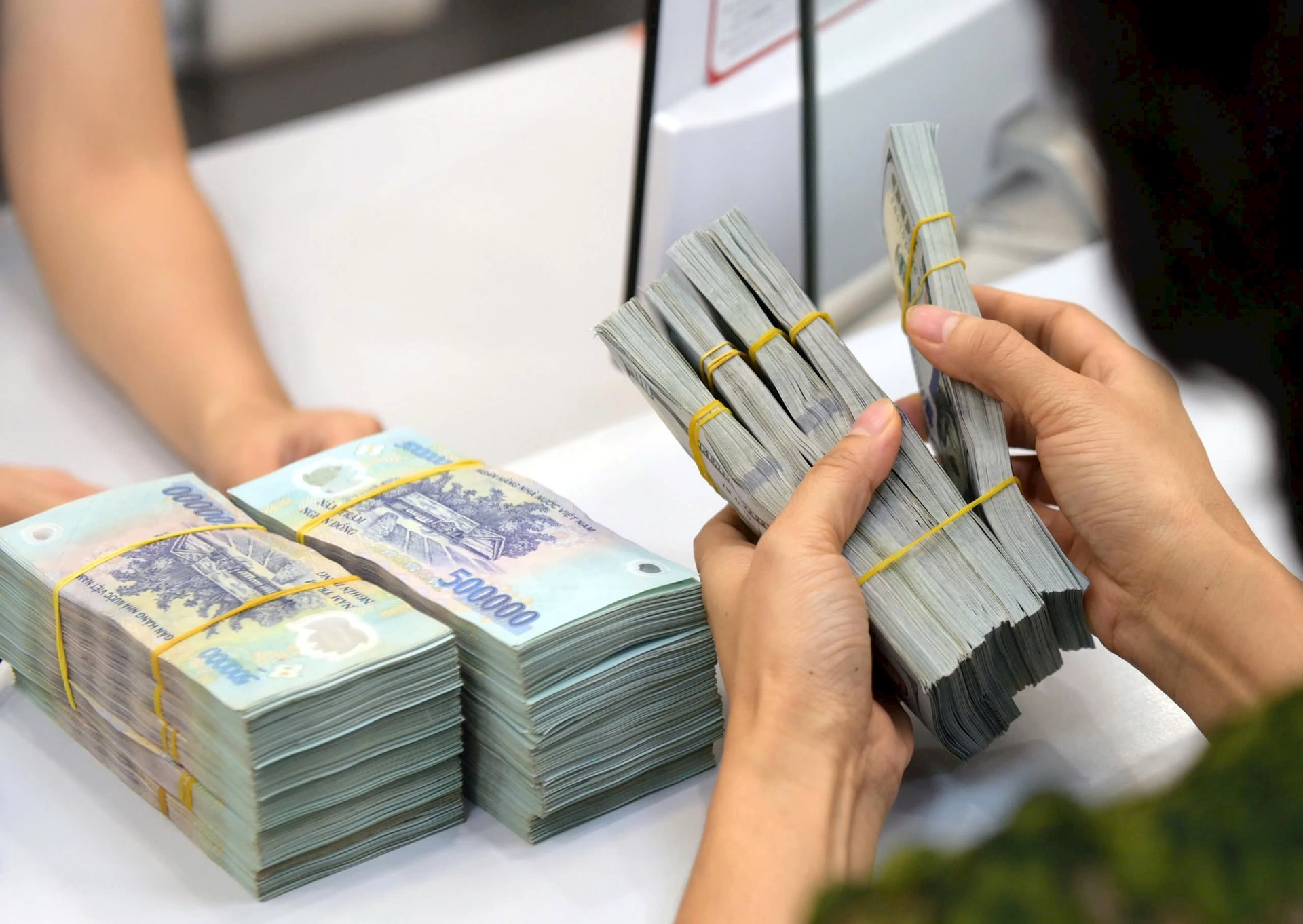 Một số người ở Việt Nam đã nhận gần 8 tỷ USD- Ảnh 1. Một số người ở Việt Nam đã nhận gần 8 tỷ USD- Ảnh 1.