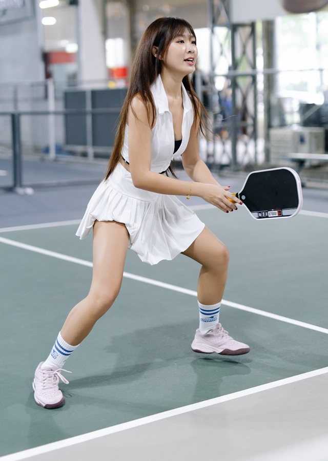 Em Kim vén váy tập Pickleball 7 ngày/tuần, ngày nhiều nhất 16 tiếng!- Ảnh 1. Em Kim vén váy tập Pickleball 7 ngày/tuần, ngày nhiều nhất 16 tiếng!- Ảnh 1.