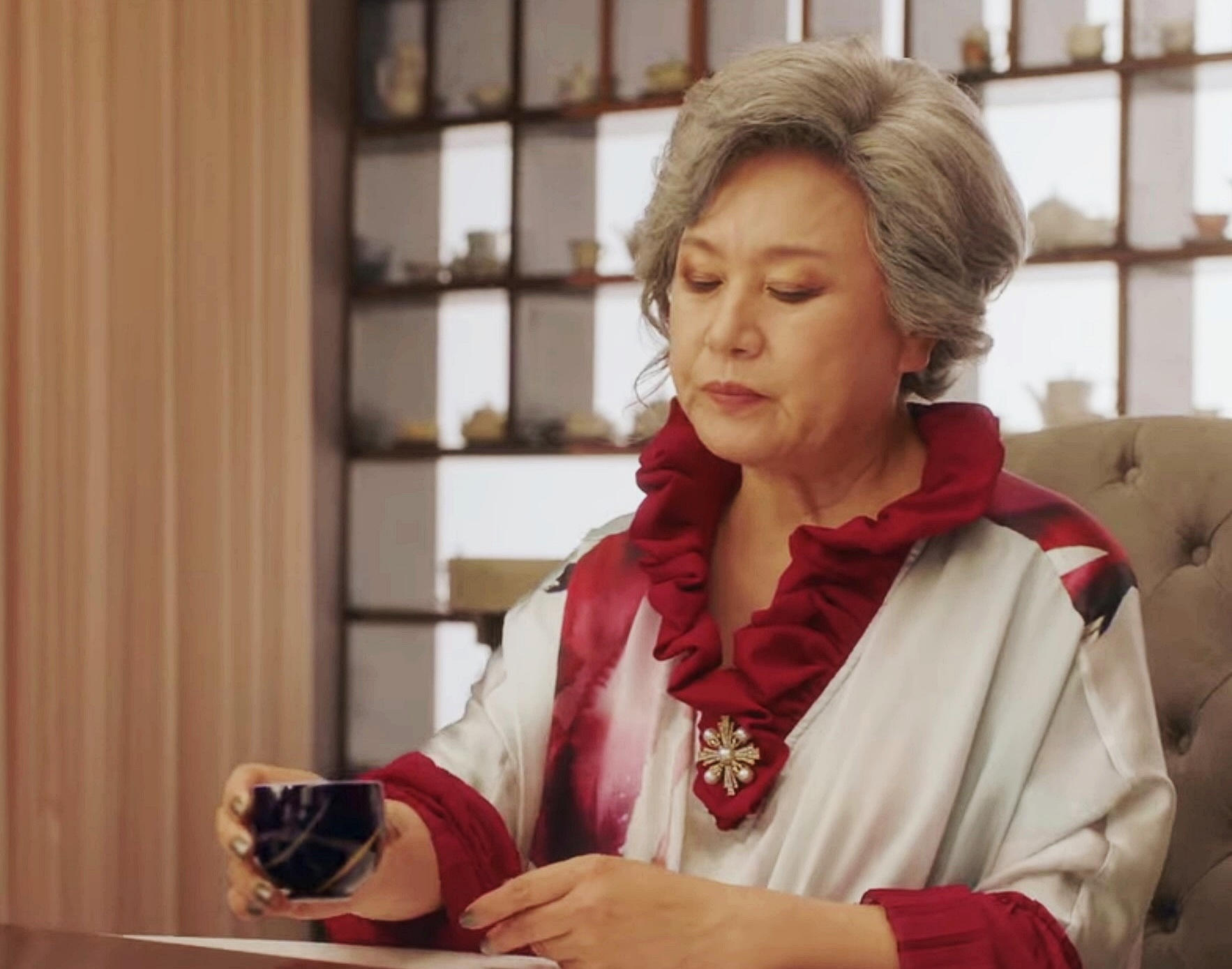 Sinh nhật mẹ chồng, t&ocirc;i mua v&agrave;ng tặng, ai ngờ đến khi mở hộp ra th&igrave; cả nh&agrave; nh&aacute;o nh&agrave;o- Ảnh 1.