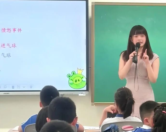 Chỉ v&igrave; chiếc v&aacute;y n&agrave;y m&agrave; c&ocirc; gi&aacute;o bị ch&ecirc; "ăn mặc phản cảm", nhiều người l&ecirc;n tiếng b&ecirc;nh: Bớt soi m&oacute;i, để gi&aacute;o vi&ecirc;n "thở" với!- Ảnh 1.