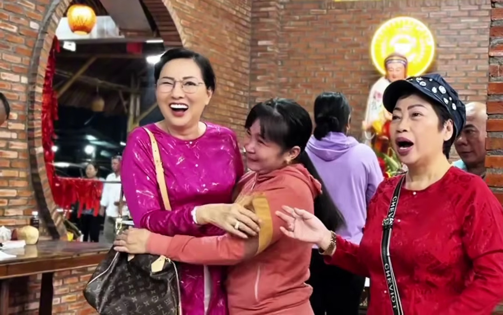 Hai nữ nghệ sĩ về miền Tây, người dân ôm chầm lấy khóc nức nở- Ảnh 2.