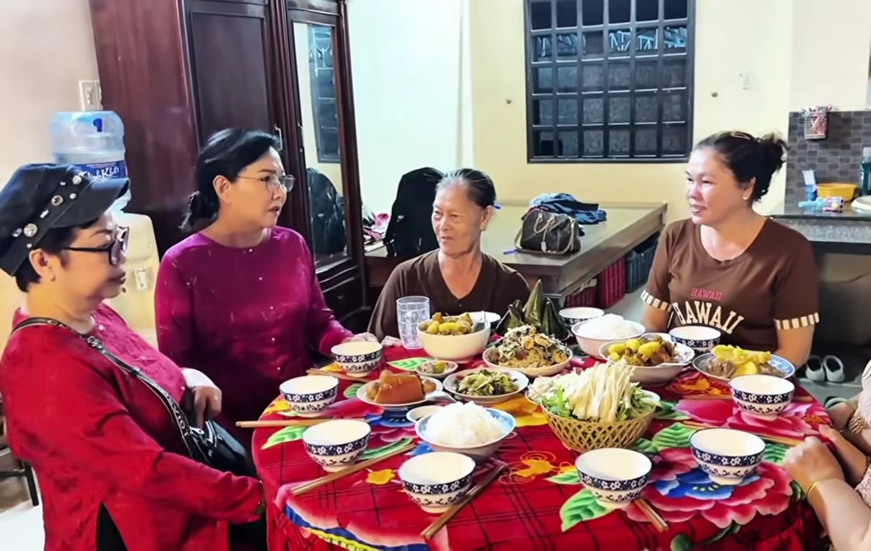 Hai nữ nghệ sĩ về miền Tây, người dân ôm chầm lấy khóc nức nở- Ảnh 1.
