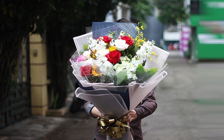 Đồng nghiệp nam tặng hoa 20/10, chồng tôi cười khẩy tra khảo mỉa mai và chuyện xảy ra sau đó khiến tôi rụng rời- Ảnh 1.