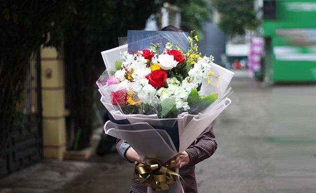 Đồng nghiệp nam tặng hoa 20/10, chồng tôi cười khẩy tra khảo mỉa mai và chuyện xảy ra sau đó khiến tôi rụng rời- Ảnh 2.