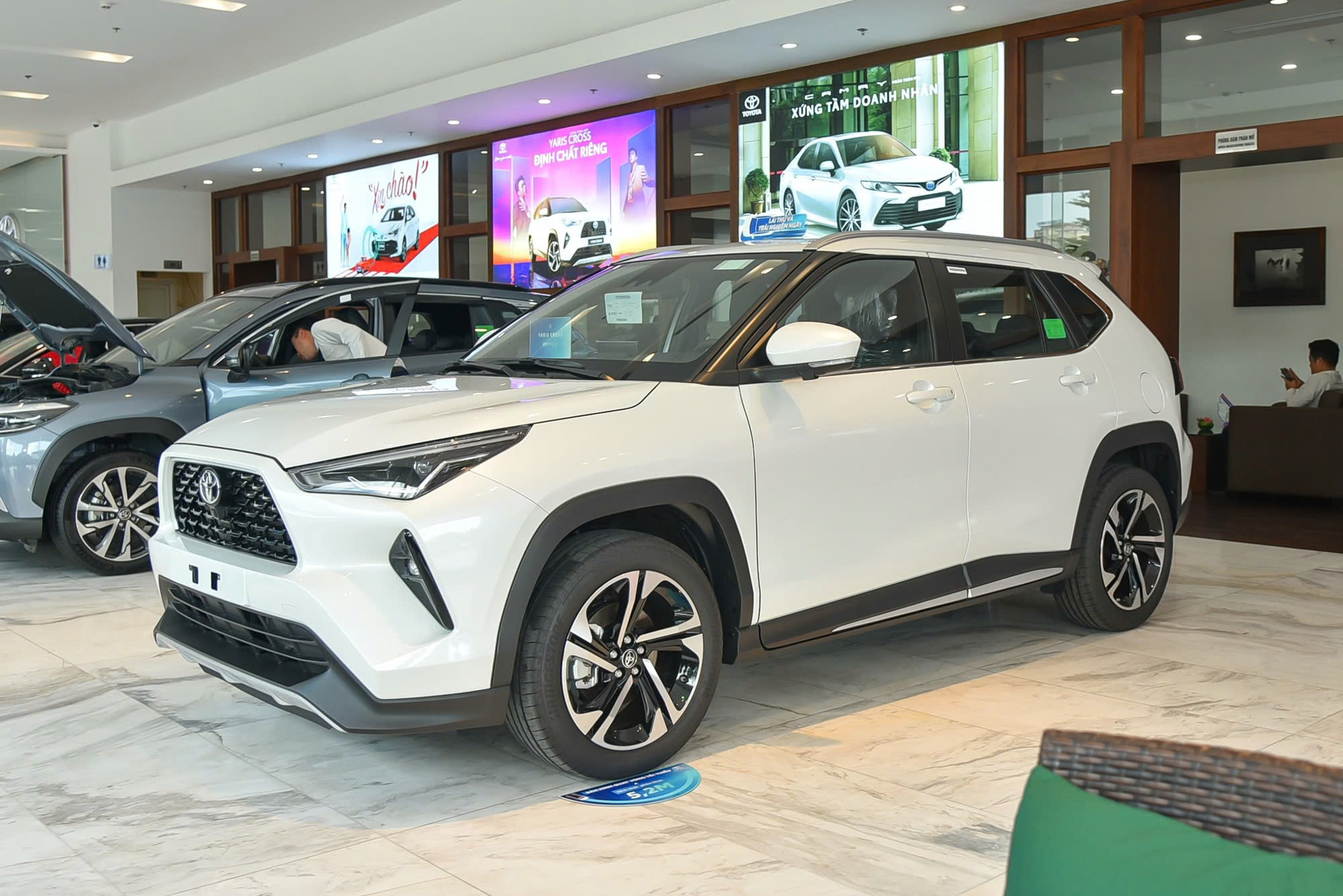 Chênh 1 triệu đồng, chọn Fronx bản cao nhất hay Yaris Cross xăng, bảng so sánh này sẽ giúp bạn dễ quyết định hơn- Ảnh 2. Chênh 1 triệu đồng, chọn Fronx bản cao nhất hay Yaris Cross xăng, bảng so sánh này sẽ giúp bạn dễ quyết định hơn- Ảnh 2.