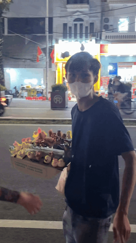 Cô gái bị người lạ tấn công, nhổ nước bọt ở Hồ Gươm, còn bị nói: "Vì xinh nên mới bị thế"- Ảnh 2. Cô gái bị người lạ tấn công, nhổ nước bọt ở Hồ Gươm, còn bị nói: "Vì xinh nên mới bị thế"- Ảnh 2.