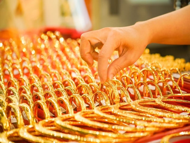 Mua vàng rồi mất trắng 130 triệu chỉ trong một đêm - Ảnh 1. Mua vàng rồi mất trắng 130 triệu chỉ trong một đêm - Ảnh 1.