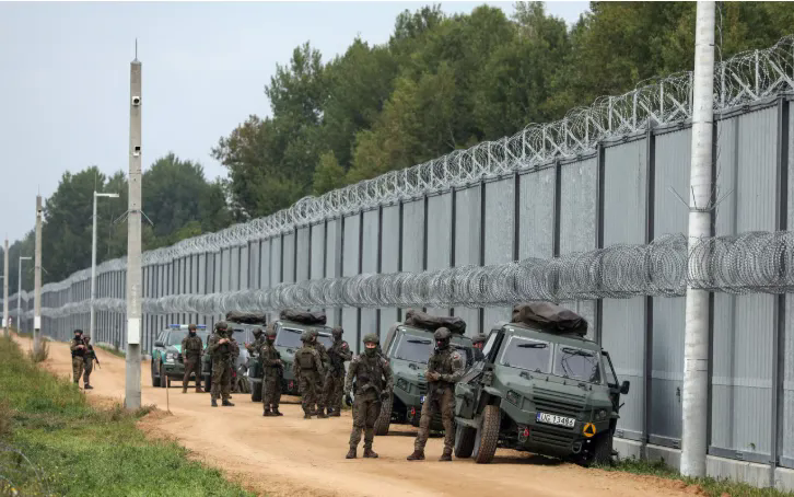 Binh lính Ba Lan đứng gác bên hàng rào biên giới trên biên giới Ba Lan-Belarus, tại Krynki, Ba Lan, ngày 31/8/2025. (Ảnh: EPA) Binh lính Ba Lan đứng gác bên hàng rào biên giới trên biên giới Ba Lan-Belarus, tại Krynki, Ba Lan, ngày 31/8/2025. (Ảnh: EPA)