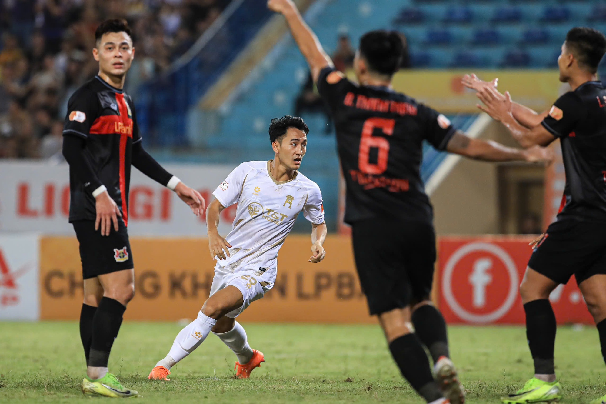 Yến Xuân xinh hết nấc cùng con trai cổ vũ Văn Lâm trong ngày Hà Nội FC thua sốc Ninh Bình- Ảnh 11. Yến Xuân xinh hết nấc cùng con trai cổ vũ Văn Lâm trong ngày Hà Nội FC thua sốc Ninh Bình- Ảnh 11.