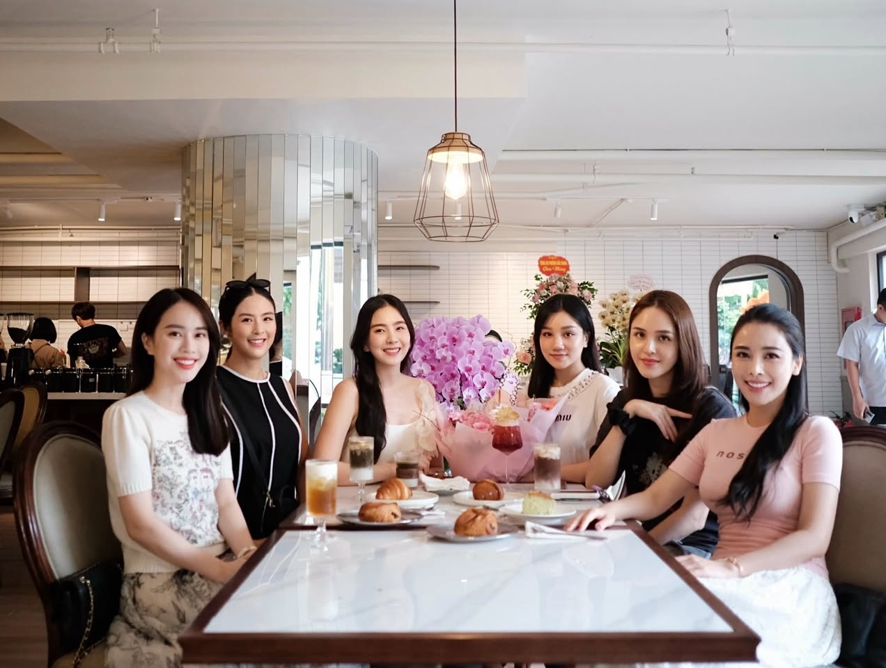 4 hot mom rủ nhau 4 hot mom rủ nhau