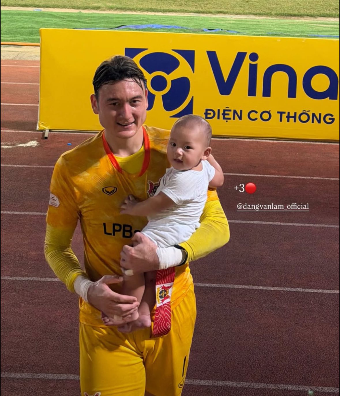Yến Xuân xinh hết nấc cùng con trai cổ vũ Văn Lâm trong ngày Hà Nội FC thua sốc Ninh Bình- Ảnh 1. Yến Xuân xinh hết nấc cùng con trai cổ vũ Văn Lâm trong ngày Hà Nội FC thua sốc Ninh Bình- Ảnh 1.