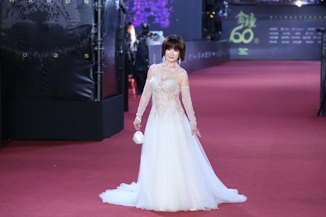 Đây là người thật hay là yêu quái: U80 vẫn trẻ đẹp như mới 40, visual đúng chuẩn sang xịn mịn - Ảnh 1.