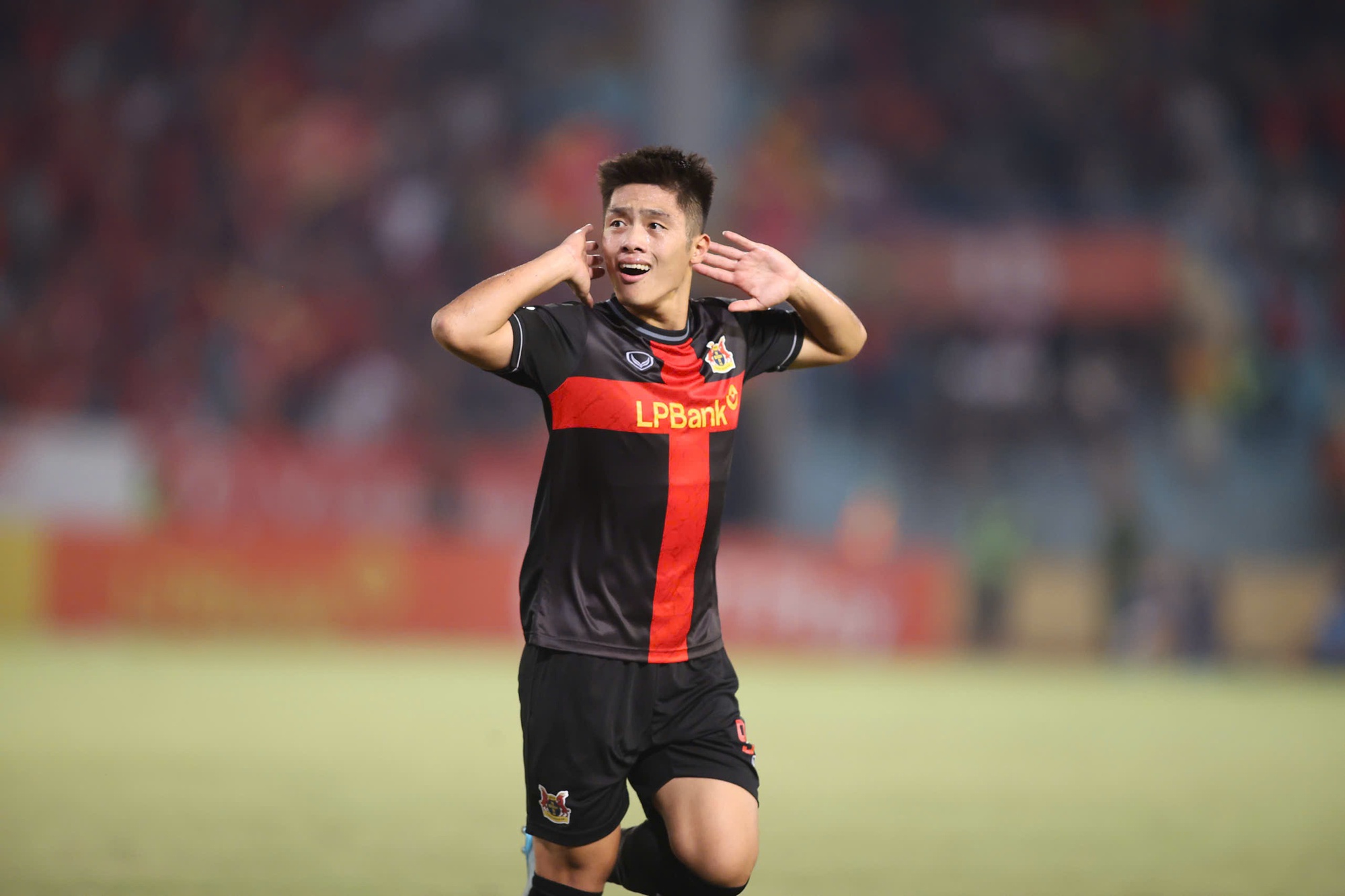 Yến Xuân xinh hết nấc cùng con trai cổ vũ Văn Lâm trong ngày Hà Nội FC thua sốc Ninh Bình- Ảnh 9. Yến Xuân xinh hết nấc cùng con trai cổ vũ Văn Lâm trong ngày Hà Nội FC thua sốc Ninh Bình- Ảnh 9.