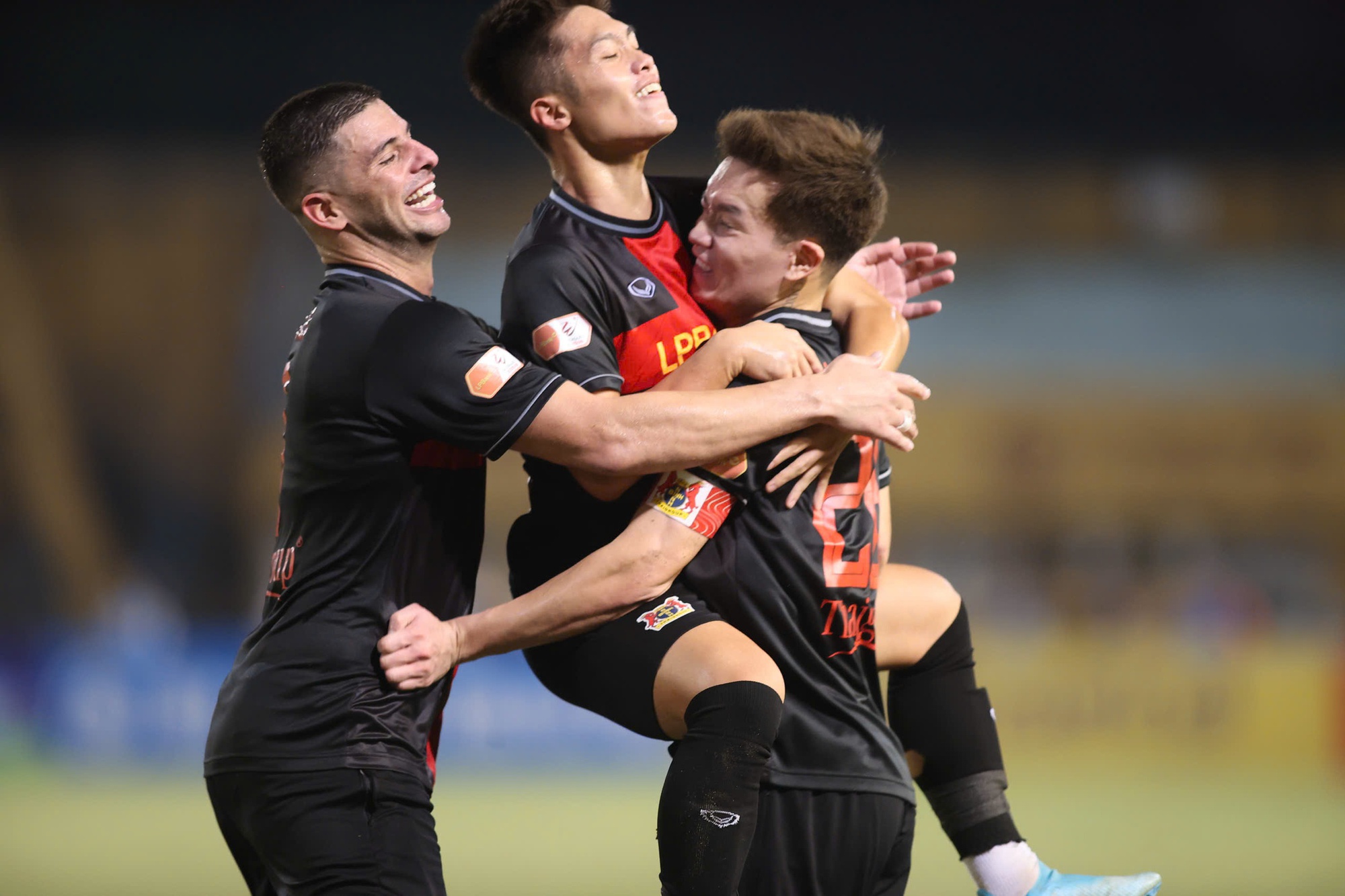 Yến Xuân xinh hết nấc cùng con trai cổ vũ Văn Lâm trong ngày Hà Nội FC thua sốc Ninh Bình- Ảnh 7. Yến Xuân xinh hết nấc cùng con trai cổ vũ Văn Lâm trong ngày Hà Nội FC thua sốc Ninh Bình- Ảnh 7.