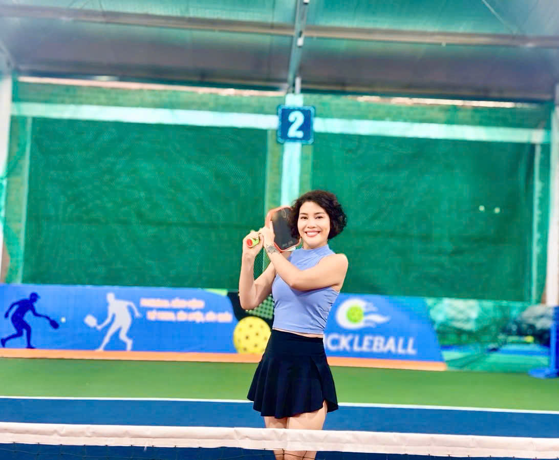 Nữ huấn luyện viên pickleball tuổi U50: Từ nỗi sợ tiền mãn kinh đến "bông hồng rực rỡ" trên sân tập khiến nhiều người xuýt xoa- Ảnh 1. Nữ huấn luyện viên pickleball tuổi U50: Từ nỗi sợ tiền mãn kinh đến "bông hồng rực rỡ" trên sân tập khiến nhiều người xuýt xoa- Ảnh 1.