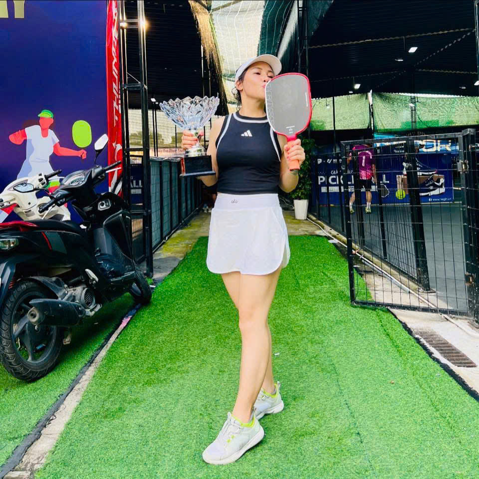 Nữ huấn luyện viên pickleball tuổi U50: Từ nỗi sợ tiền mãn kinh đến "bông hồng rực rỡ" trên sân tập khiến nhiều người xuýt xoa- Ảnh 5. Nữ huấn luyện viên pickleball tuổi U50: Từ nỗi sợ tiền mãn kinh đến "bông hồng rực rỡ" trên sân tập khiến nhiều người xuýt xoa- Ảnh 5.