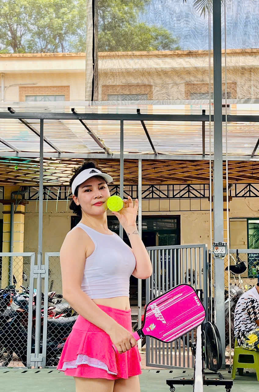 Nữ huấn luyện viên pickleball tuổi U50: Từ nỗi sợ tiền mãn kinh đến "bông hồng rực rỡ" trên sân tập khiến nhiều người xuýt xoa- Ảnh 6. Nữ huấn luyện viên pickleball tuổi U50: Từ nỗi sợ tiền mãn kinh đến "bông hồng rực rỡ" trên sân tập khiến nhiều người xuýt xoa- Ảnh 6.