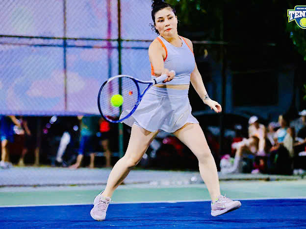 Nữ huấn luyện viên pickleball tuổi U50: Từ nỗi sợ tiền mãn kinh đến "bông hồng rực rỡ" trên sân tập khiến nhiều người xuýt xoa- Ảnh 2. Nữ huấn luyện viên pickleball tuổi U50: Từ nỗi sợ tiền mãn kinh đến "bông hồng rực rỡ" trên sân tập khiến nhiều người xuýt xoa- Ảnh 2.