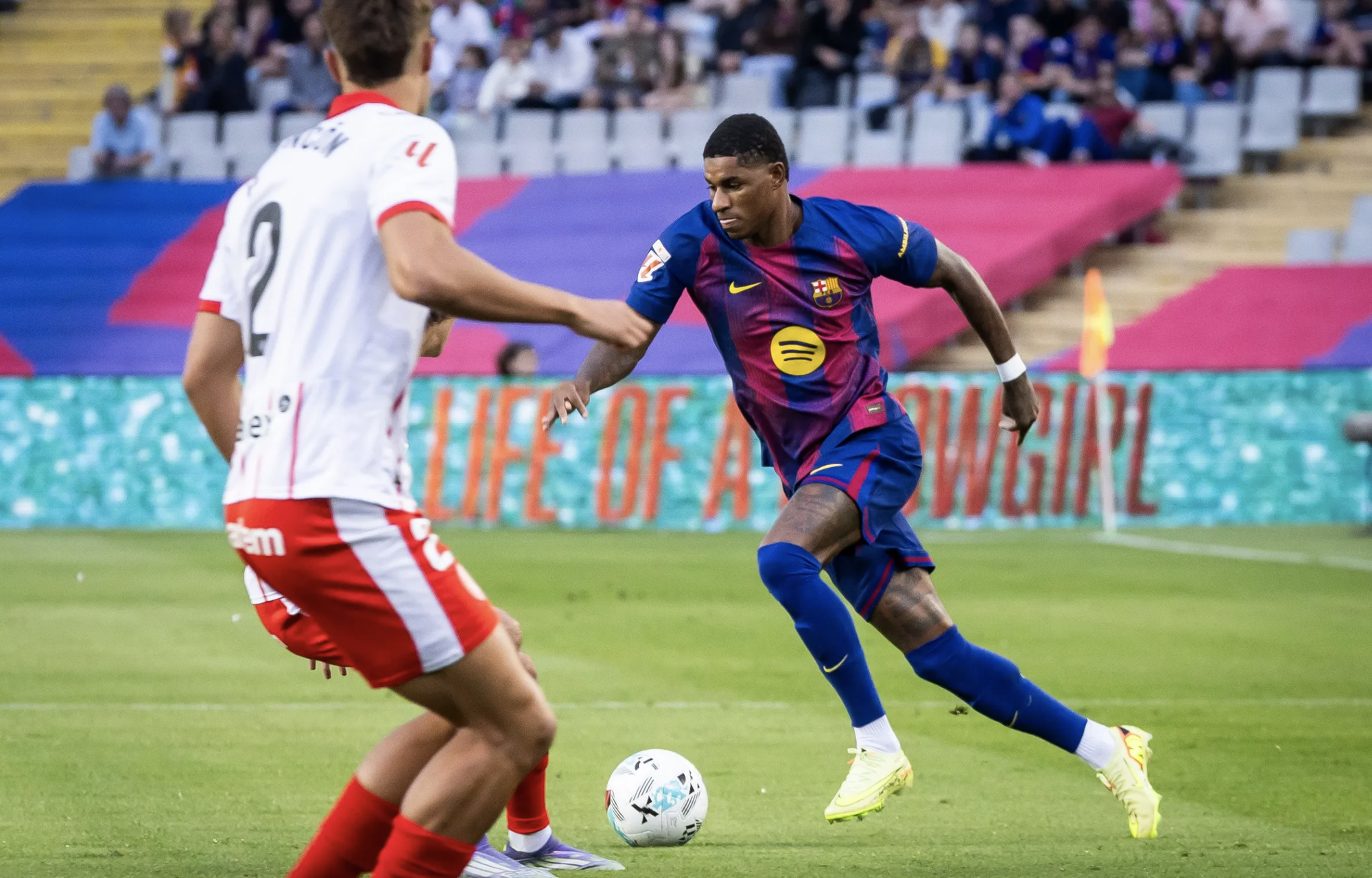 Barcelona nhọc nhằn đánh bại Girona, tái chiếm ngôi đầu bảng La Liga- Ảnh 2. Barcelona nhọc nhằn đánh bại Girona, tái chiếm ngôi đầu bảng La Liga- Ảnh 2.