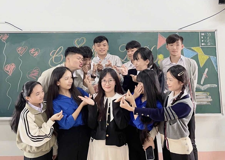 Cô giáo gen Z sáng tạo cách trả bài độc lạ, học sinh thích thú như chơi 'túi mù'- Ảnh 2.