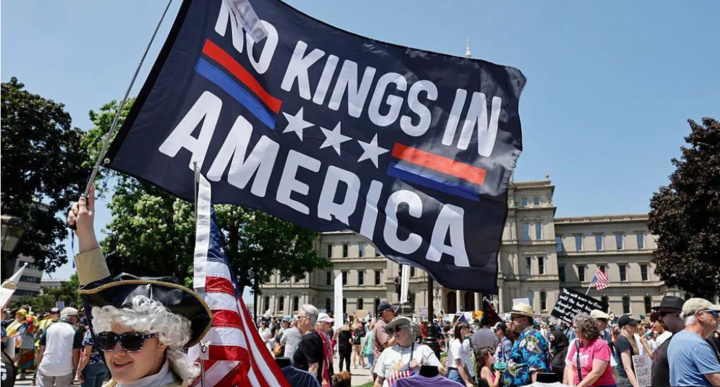 H&agrave;ng triệu người Mỹ xuống đường phản đối Tổng thống Trump- Ảnh 1.