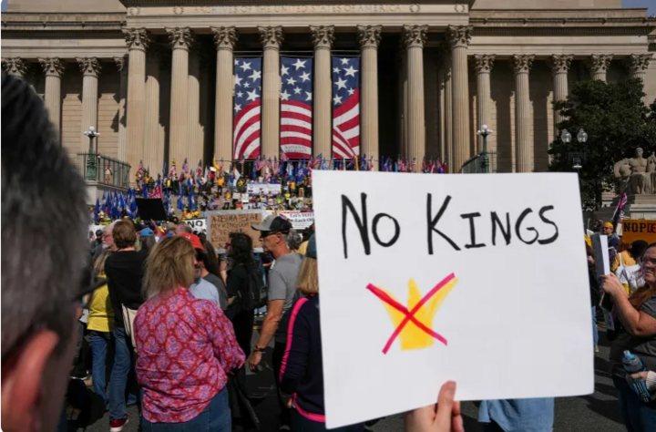 H&agrave;ng triệu người Mỹ xuống đường phản đối Tổng thống Trump- Ảnh 3.