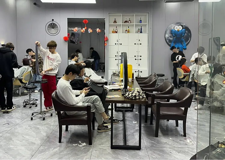 Thợ cắt tóc 28 tuổi bất ngờ mắc HIV dù “chưa từng yêu ai”, bác sĩ cảnh báo thói quen chết người trong nhiều tiệm tóc ở Việt Nam- Ảnh 2.