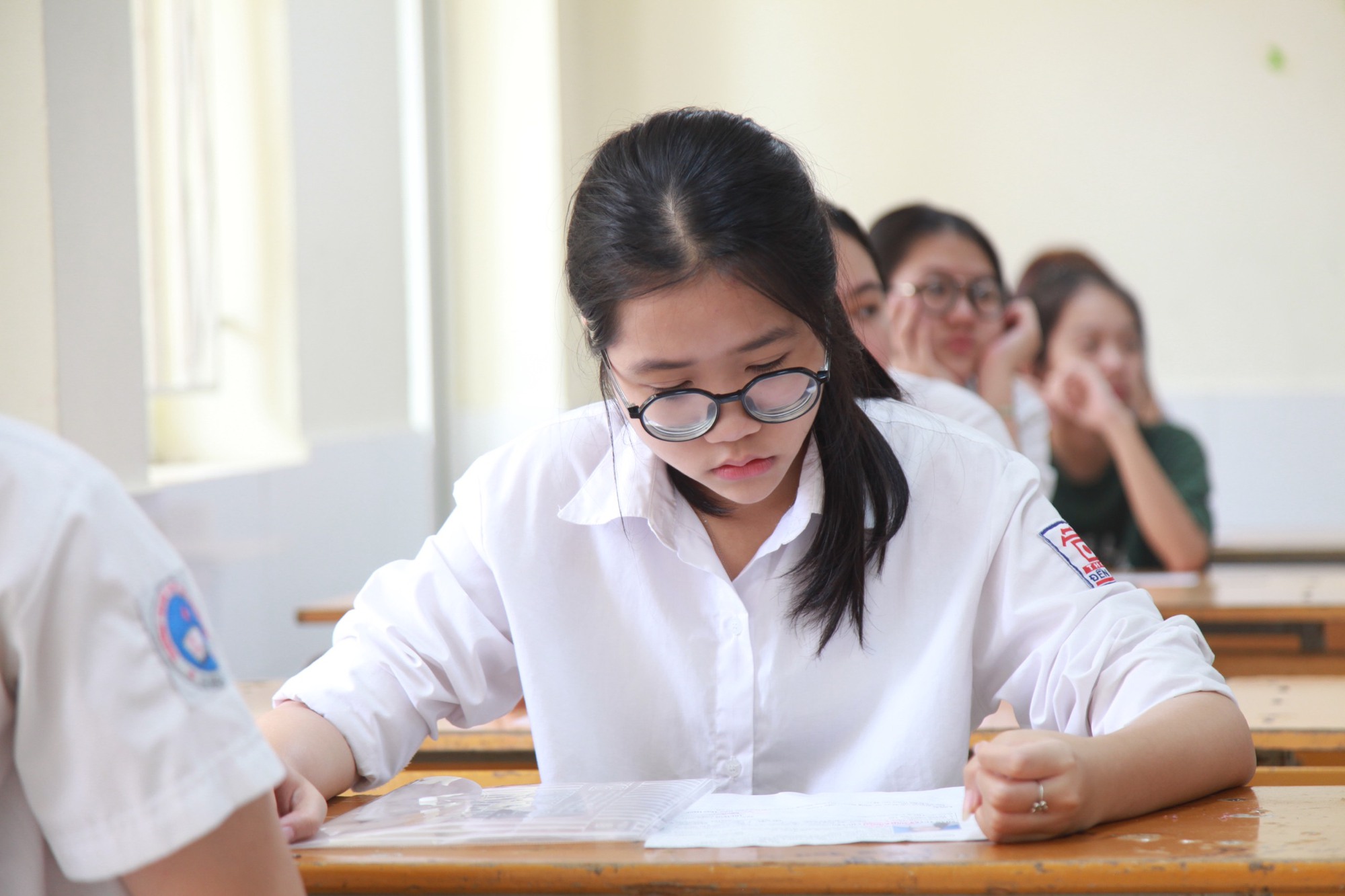 Trên đời này, ai khó chiều hơn PHỤ HUYNH? Không tin cứ xem phản ứng sau khi TP.HCM công bố 3 môn thi lớp 10!- Ảnh 1. Trên đời này, ai khó chiều hơn PHỤ HUYNH? Không tin cứ xem phản ứng sau khi TP.HCM công bố 3 môn thi lớp 10!- Ảnh 1.