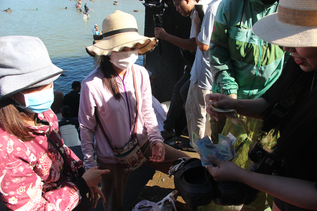 H&agrave;ng trăm người &agrave;o xuống ch&acirc;n đập thủy điện đ&aacute;nh bắt c&aacute; ngay khi ngưng xả tr&agrave;n- Ảnh 9.