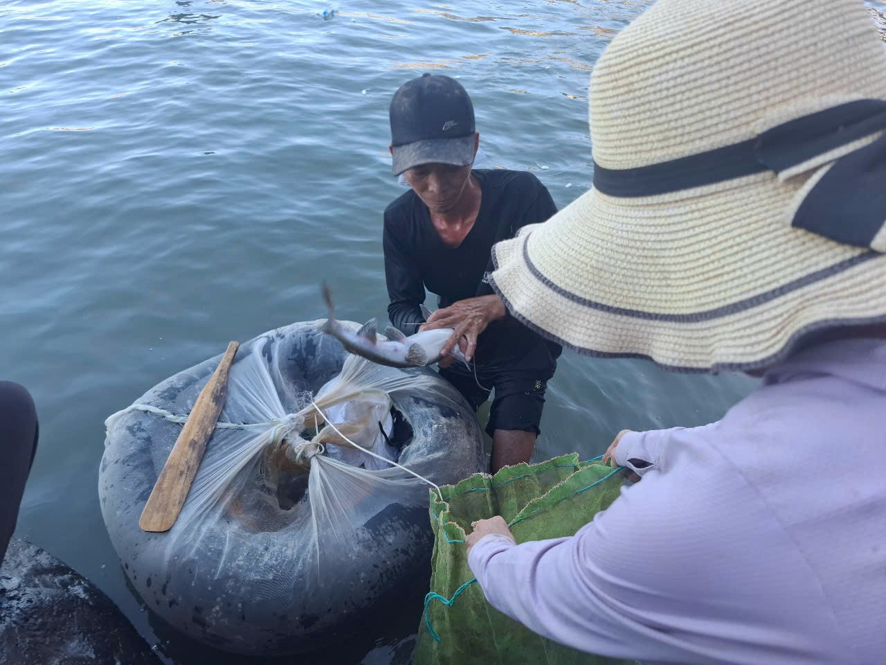 H&agrave;ng trăm người &agrave;o xuống ch&acirc;n đập thủy điện đ&aacute;nh bắt c&aacute; ngay khi ngưng xả tr&agrave;n- Ảnh 7.