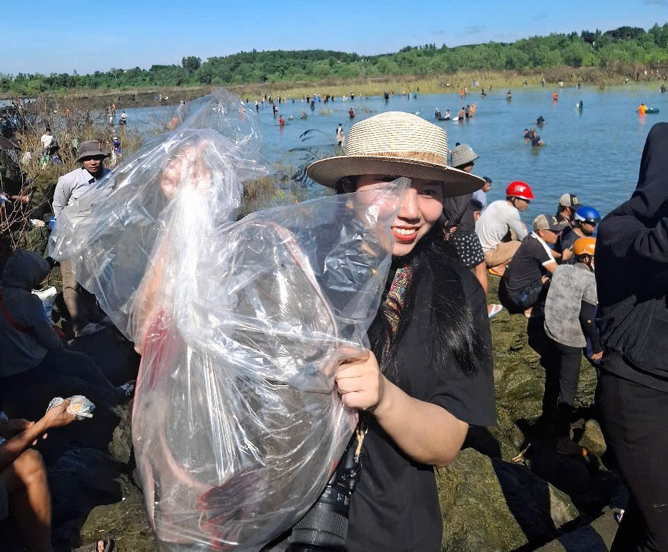 H&agrave;ng trăm người &agrave;o xuống ch&acirc;n đập thủy điện đ&aacute;nh bắt c&aacute; ngay khi ngưng xả tr&agrave;n- Ảnh 8.