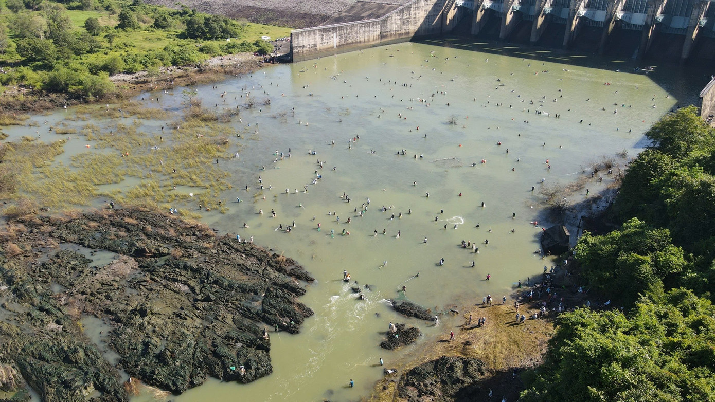 H&agrave;ng trăm người &agrave;o xuống ch&acirc;n đập thủy điện đ&aacute;nh bắt c&aacute; ngay khi ngưng xả tr&agrave;n- Ảnh 1.