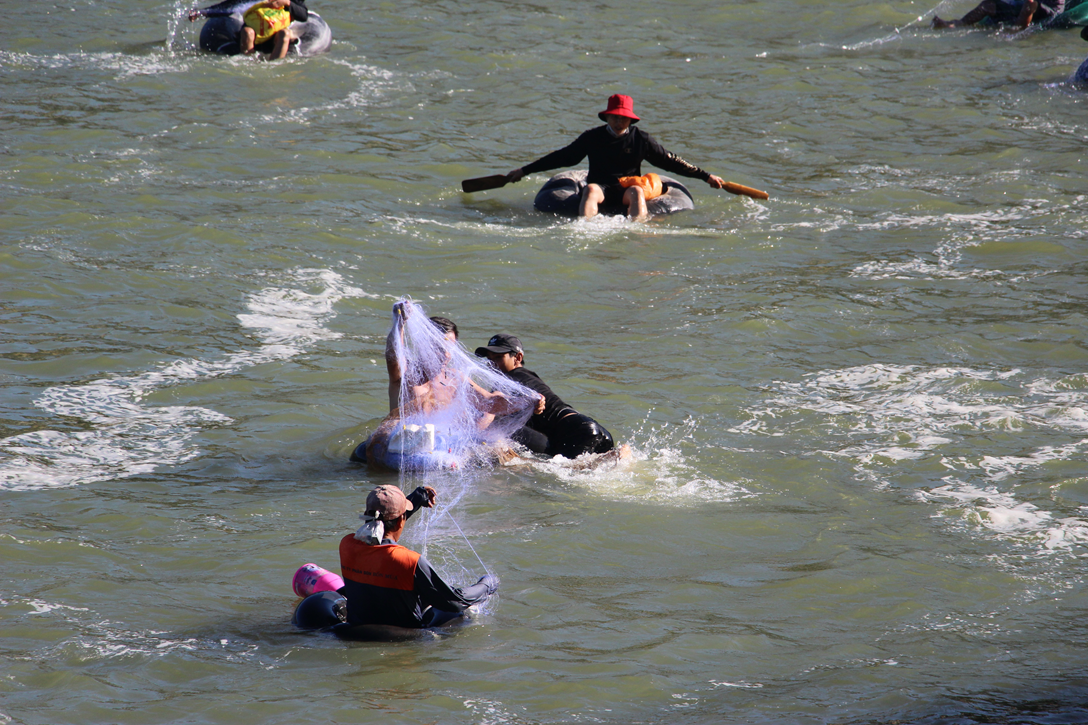 H&agrave;ng trăm người &agrave;o xuống ch&acirc;n đập thủy điện đ&aacute;nh bắt c&aacute; ngay khi ngưng xả tr&agrave;n- Ảnh 2.