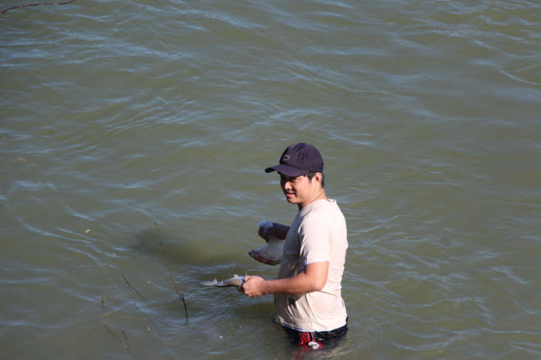 H&agrave;ng trăm người &agrave;o xuống ch&acirc;n đập thủy điện đ&aacute;nh bắt c&aacute; ngay khi ngưng xả tr&agrave;n- Ảnh 6.