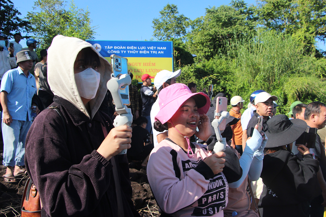 H&agrave;ng trăm người &agrave;o xuống ch&acirc;n đập thủy điện đ&aacute;nh bắt c&aacute; ngay khi ngưng xả tr&agrave;n- Ảnh 4.