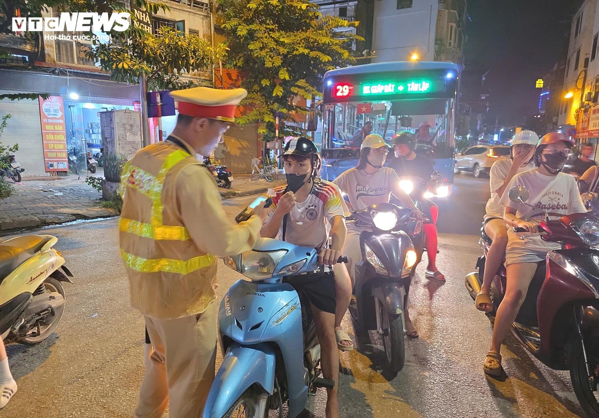 Tài xế đang điều trị xơ gan vẫn vi phạm nồng độ cồn vượt mức kịch khung- Ảnh 6. Tài xế đang điều trị xơ gan vẫn vi phạm nồng độ cồn vượt mức kịch khung- Ảnh 6.