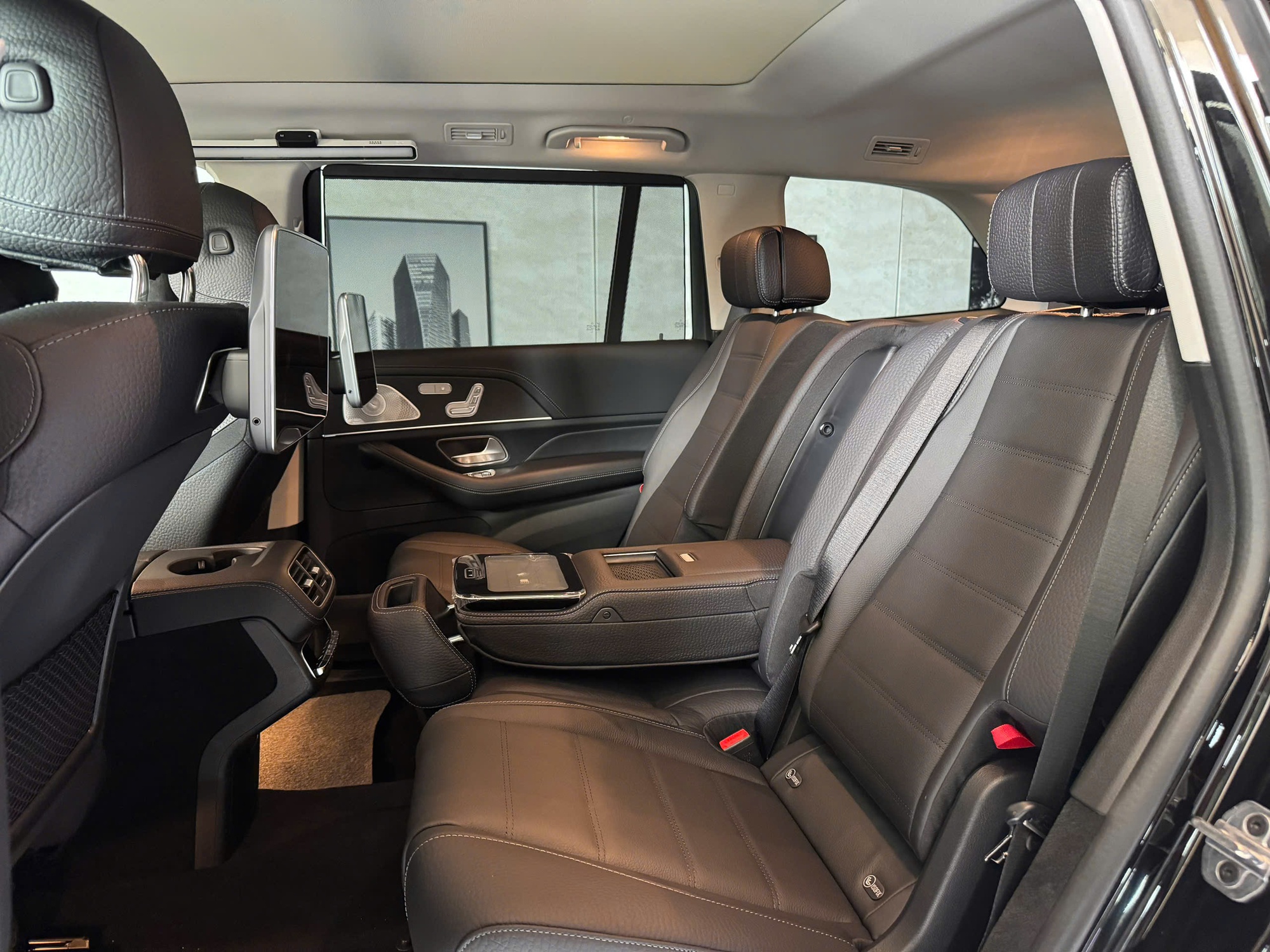 Cận cảnh Mercedes-Benz GLS 450 bản kỷ niệm 30 năm tại Việt Nam: Giới hạn 30 chiếc, giá tăng hơn 300 triệu đồng, ngoại thất khác biệt, thêm tiện nghi hàng ghế 2- Ảnh 3.