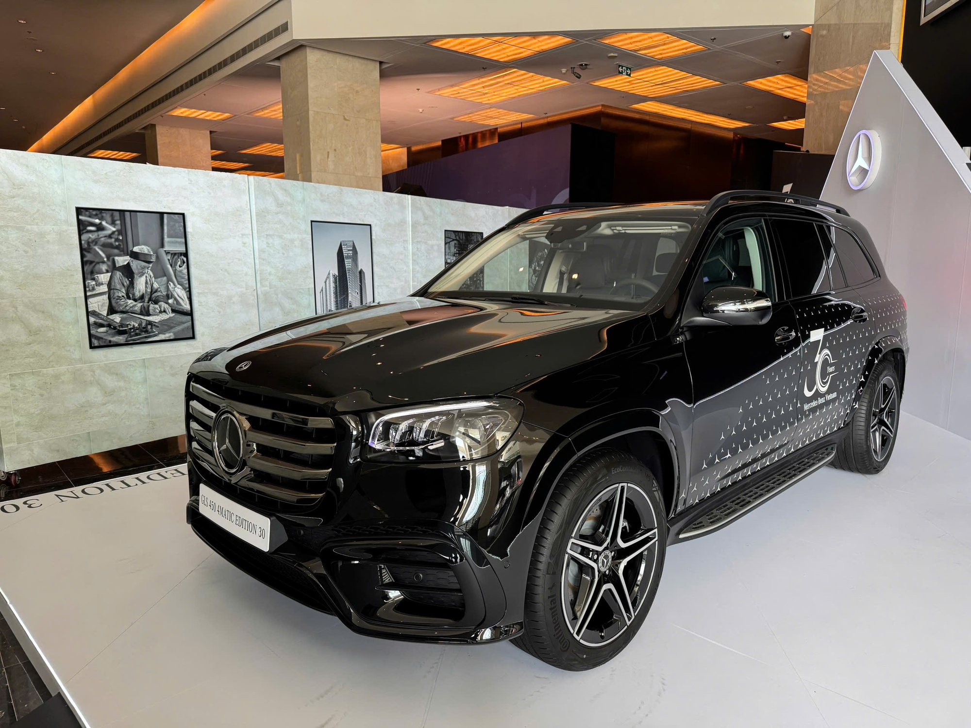 Cận cảnh Mercedes-Benz GLS 450 bản kỷ niệm 30 năm tại Việt Nam: Giới hạn 30 chiếc, giá tăng hơn 300 triệu đồng, ngoại thất khác biệt, thêm tiện nghi hàng ghế 2- Ảnh 2.