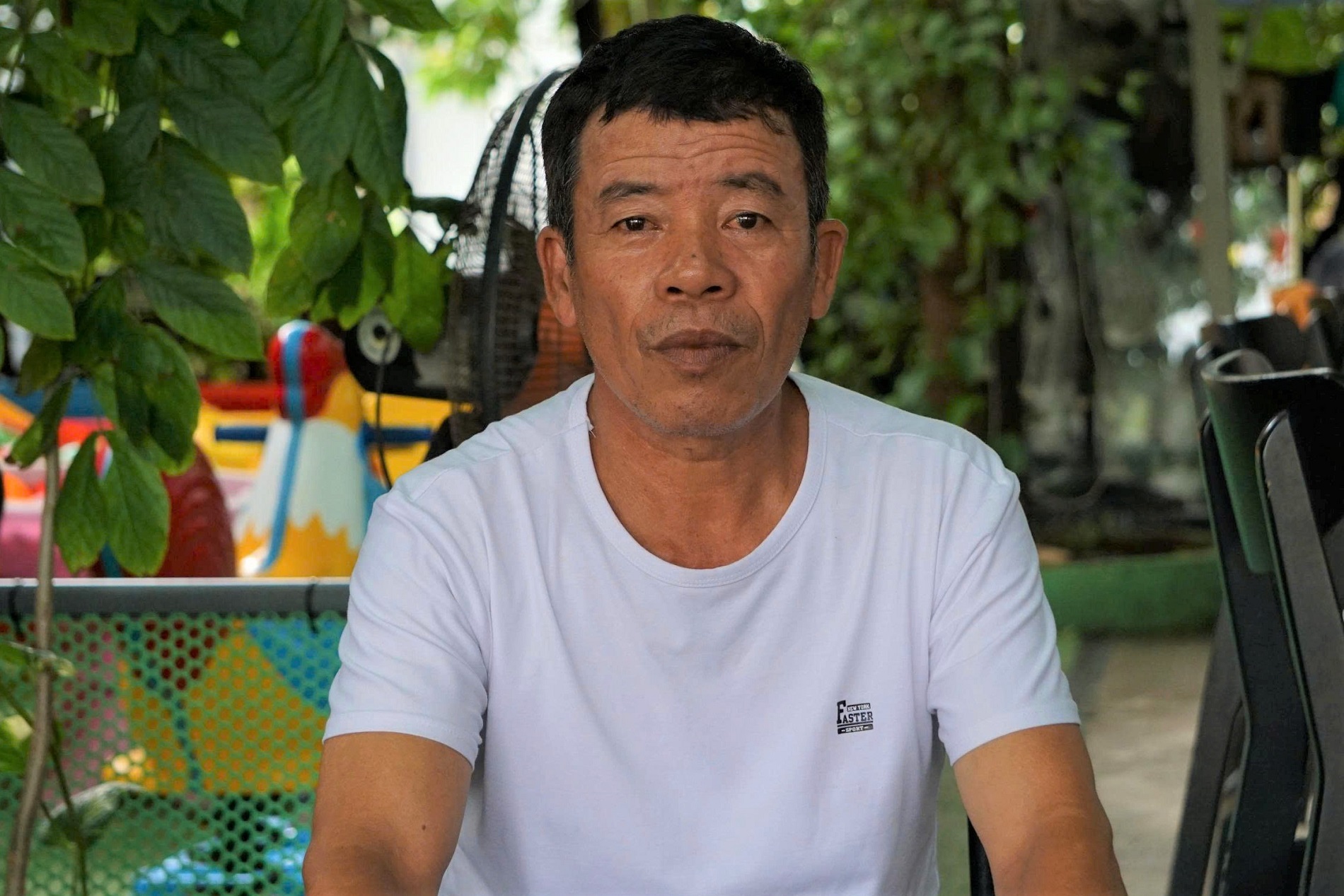 Khoảnh khắc 2 mẹ con bị nước lũ cuốn trước cổng chung cư và lời kể của người bảo vệ lao xuống cứu- Ảnh 2. Khoảnh khắc 2 mẹ con bị nước lũ cuốn trước cổng chung cư và lời kể của người bảo vệ lao xuống cứu- Ảnh 2.